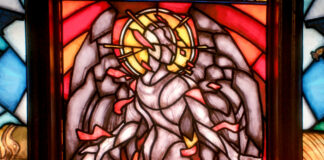 Das göttliche “Star Trek” – oder die Frage, wie Gott in “Star Trek” dargestellt wird Kirchenfenster des Roten Engels in "New Eden" (Szenenbild CBS)