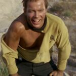 Kirk mit zerrissenem Shirt