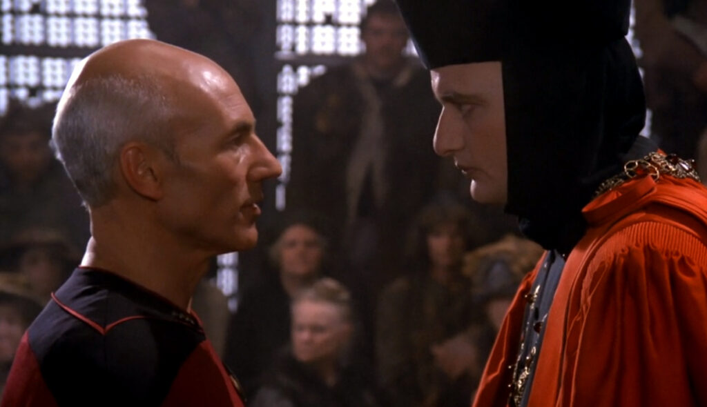 Captain Jean-Luc Picard (Patrick Stewart) und Q (John de Lancie) in "Encounter at Farpoint" (TNG 1x01) (Szenenfoto: CBS)
