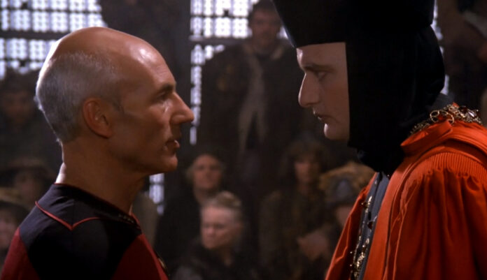 Picard_Q_TNG1x01 Captain Jean-Luc Picard (Patrick Stewart) und Q (John de Lancie) in "Encounter at Farpoint" (TNG 1x01) (Szenenfoto: CBS)