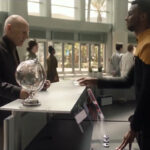 Picard bekommt seinen Besucherausweis (Szenenbild: CBS)
