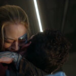Seven of Nine hält jemanden im Arm (Szenenbild: CBS)