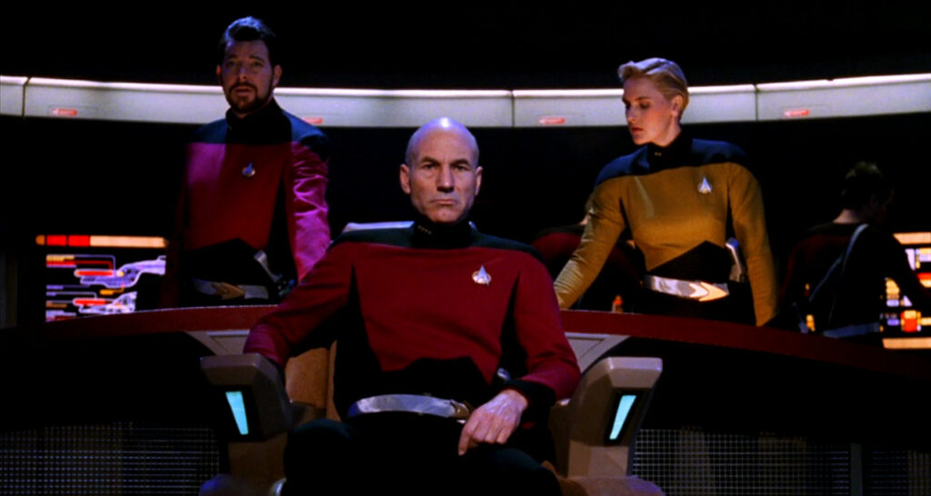 Captain Picard (Patrick Stewart, Mitte), Cmdr. Riker (Jonathan Frakes, links) und Lt. Yar (Denis Crosby, rechts) in "Yesterday's Enterprise" (Szenenfoto: CBS).