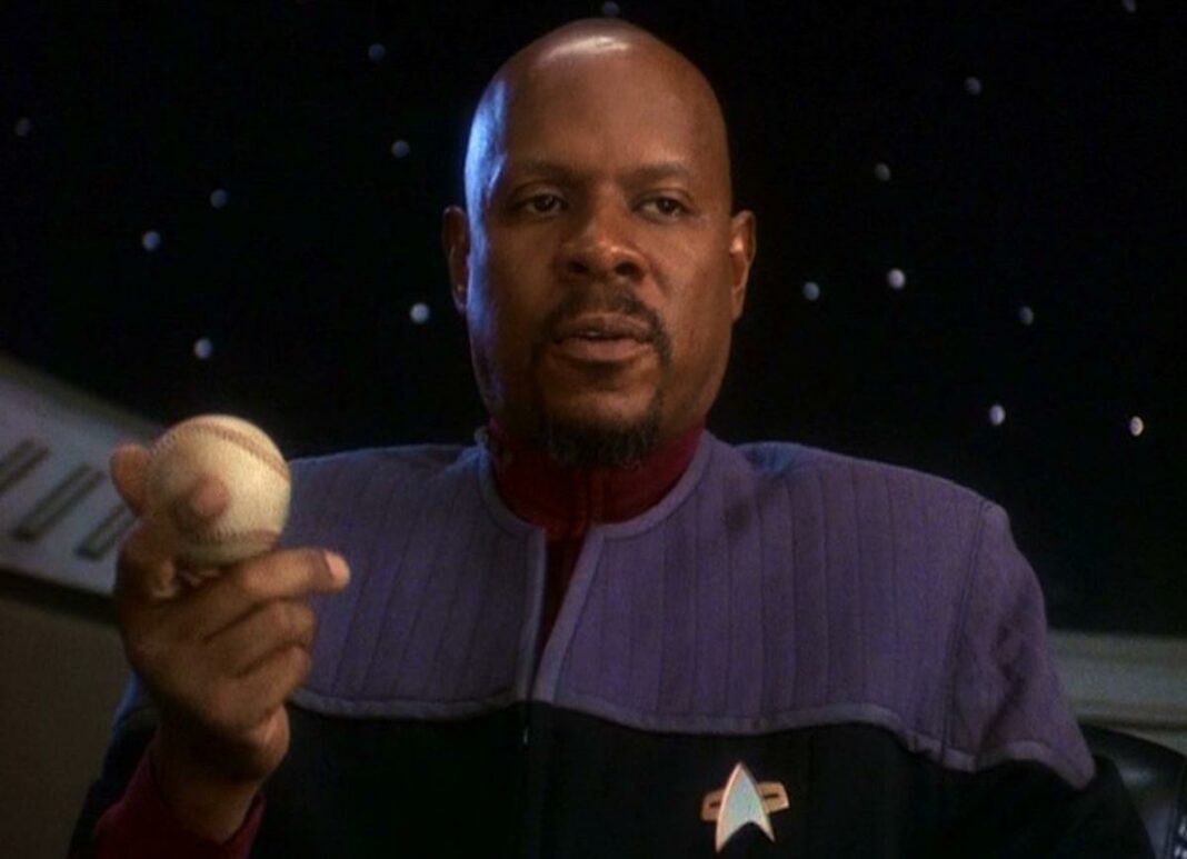 Sisko in Deep Space Nine mit seinem Tennisball am Schreibtisch