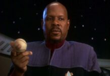 Es ist immer leicht, der Heilige im Paradies zu sein Sisko in Deep Space Nine mit seinem Tennisball am Schreibtisch