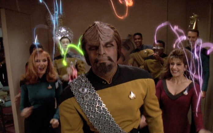 Worf feiert Geburtstag in "Parallels" /Szenenbild: CBS) Worf feiert Geburtstag in "Parallels" /Szenenbild: CBS)