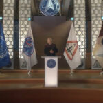 Delegationen aus der Milchstraße lauschen Admiral Picard