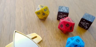 Star Trek Adventures: Rollenspiel stark rabattiert zu haben Sternenflotten-Kommunikator und Würfel für "Star Trek Adventures" (Photo: Christopher Kurtz, TrekZone Network)