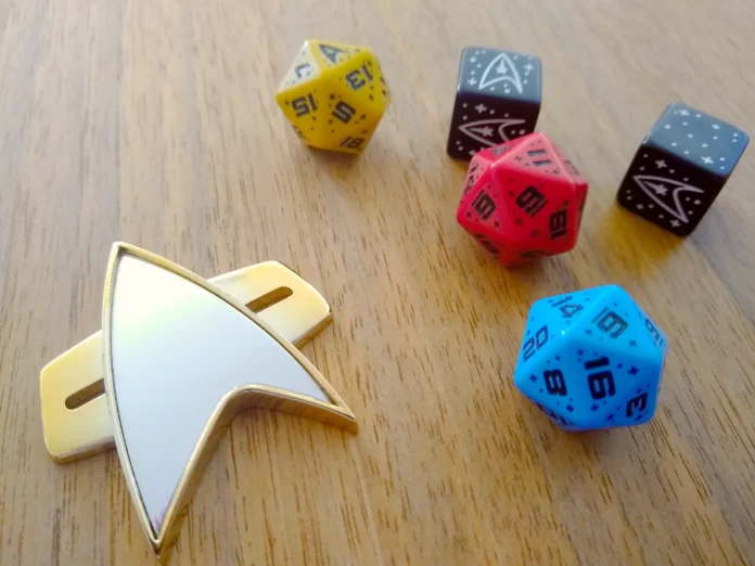 Sternenflotten-Kommunikator und Würfel für "Star Trek Adventures" Sternenflotten-Kommunikator und Würfel für "Star Trek Adventures" (Photo: Christopher Kurtz, TrekZone Network)