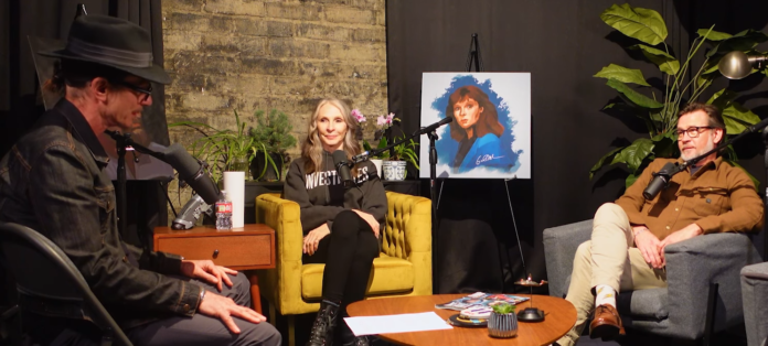 Gates McFaden in der Shuttlepod Show mit Dominic Keating und Connor Trinneer. Gates McFaden in der Shuttlepod Show mit Dominic Keating und Connor Trinneer.