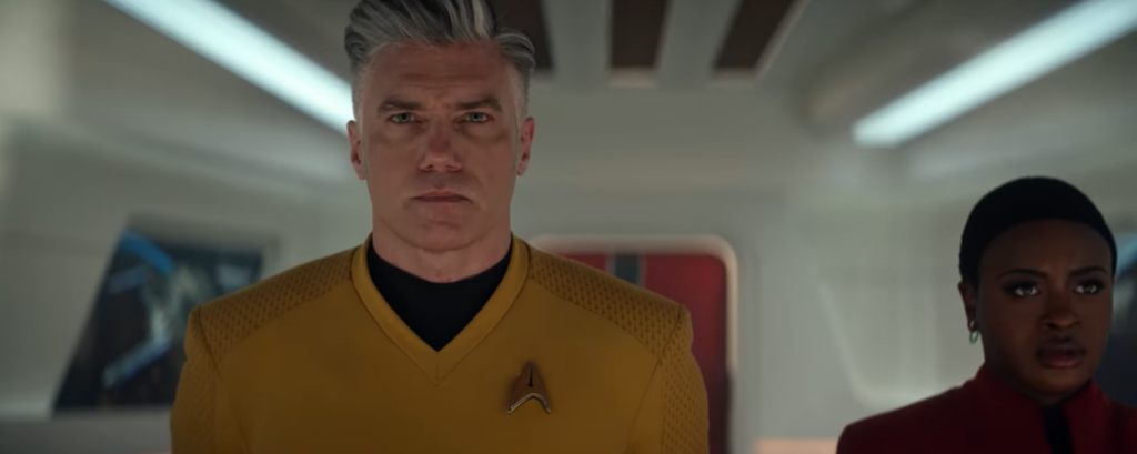 Sneak-Peak-Teaser zu Staffel 2 von "Star Trek: Strange New Worlds!" 5 Captain Pike und Lieutenant Uhura verfolgen die Live-Übertragung der Gerichtsverhandlung gegen Una ("Strange New Worlds")