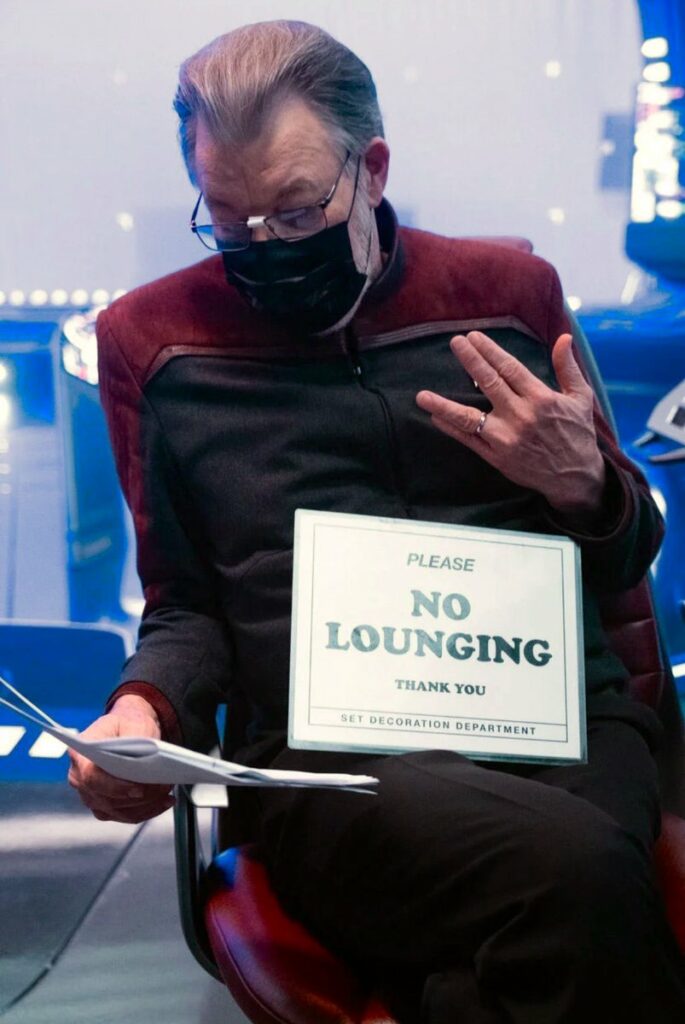 Jonathan Frakes am Set von "Star Trek: Picard" mit Maske und Schild: "No Lounging, Thank you"