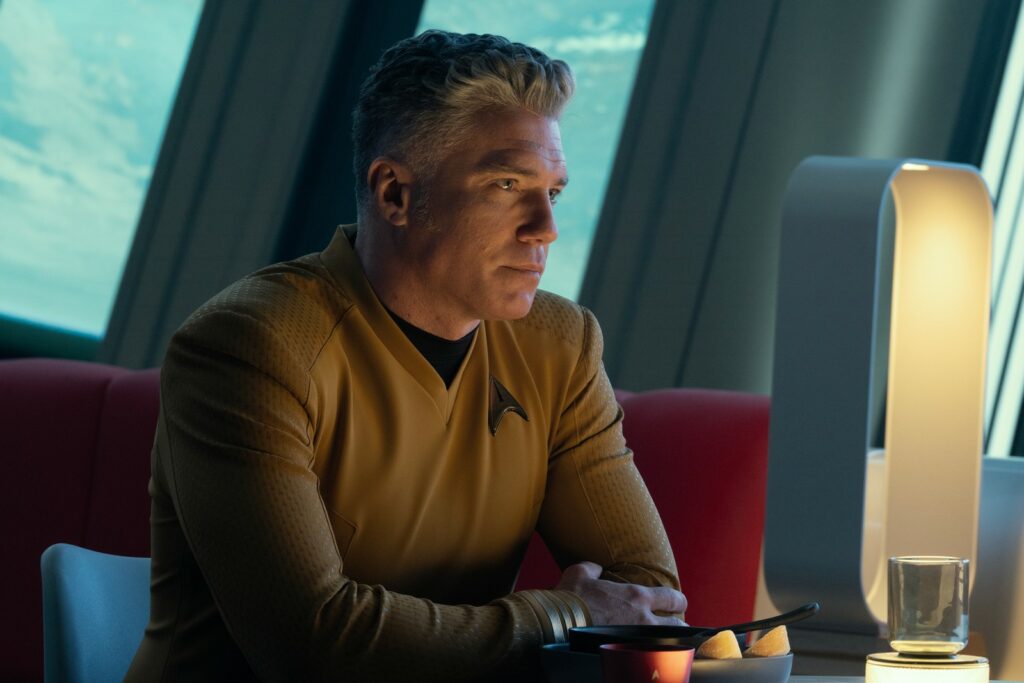 Preview: “Ad Astra per Aspera” (“Star Trek: Strange New Worlds”, 2×02) 6 Christopher Pike hört Batel zu