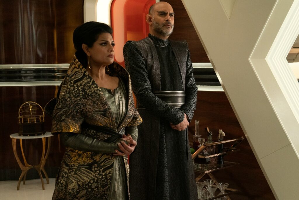 Ellora Patniak als T'Pril und Michael Benyaer als Sevet (Paramount+)