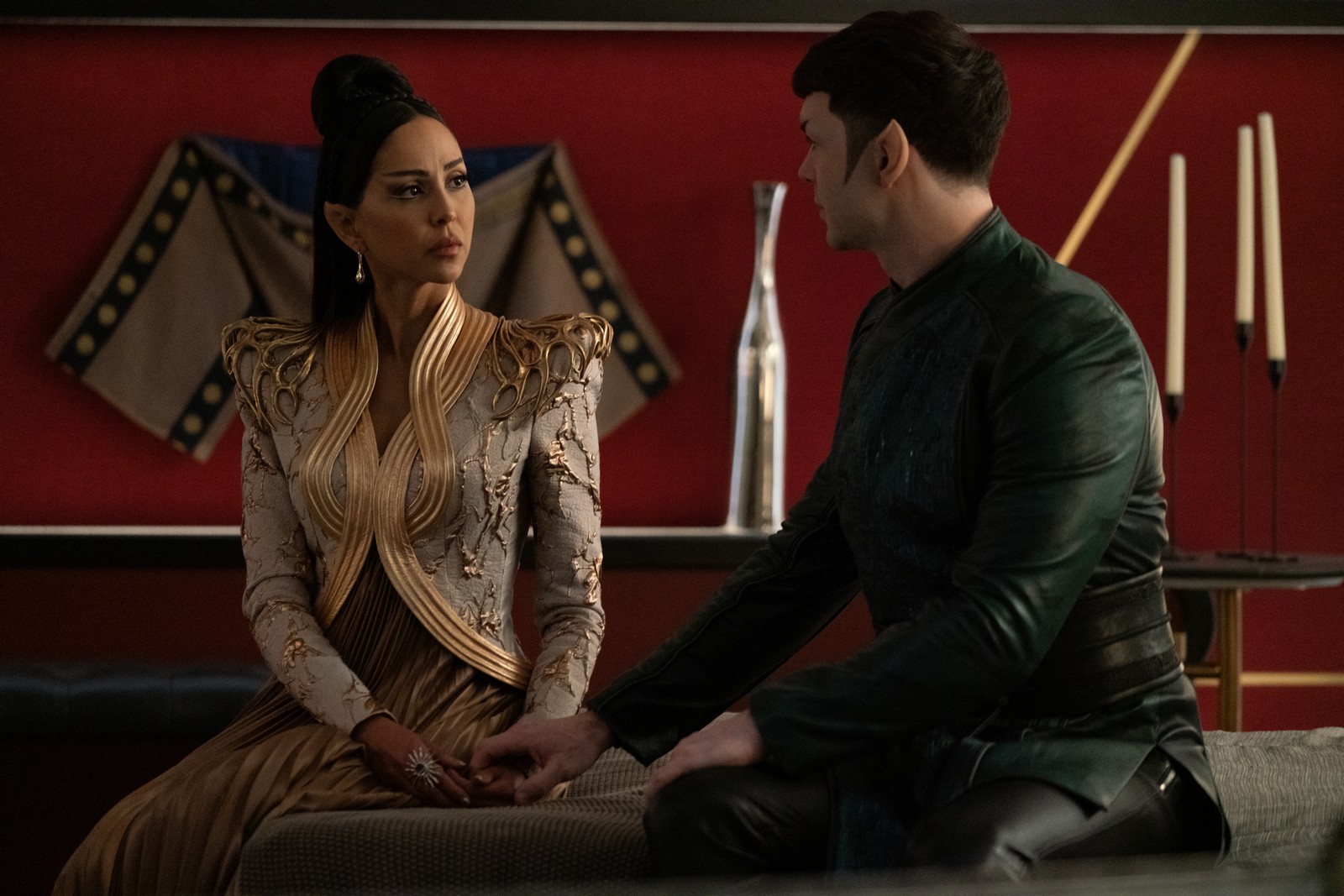 Gia Sandhu als T'Pring und Ethan Peck als Spock (Paramount+)