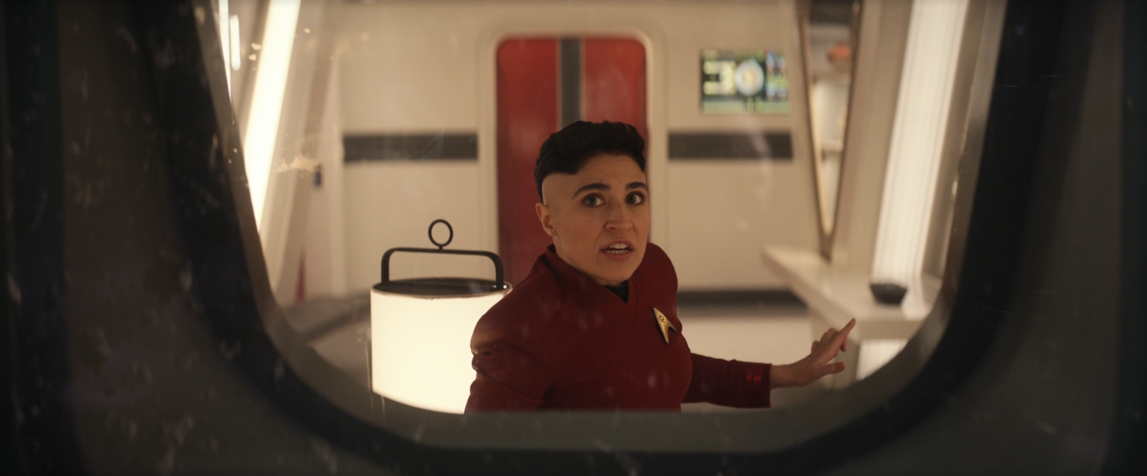Regisseur Eduardo Sanchez über seinen Weg von "Blair Witch" zu "Strange New Worlds" 17 Ortegas starrt aus dem Fenster in ihrem Quartier auf der Enterprise
