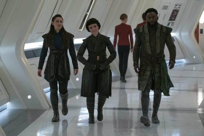 Christina Chong als La'an, Melissa Navia als Ortegas und Babs Olusanmokun als Dr. M'Benga (Paramount+) Christina Chong als La'an, Melissa Navia als Ortegas und Babs Olusanmokun als Dr. M'Benga (Paramount+)
