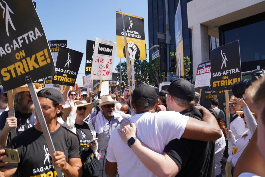 Der Hollywoodstreik setzt sich fort. 4 Fotos von WGA/SGA-Streikposten, August 2023.