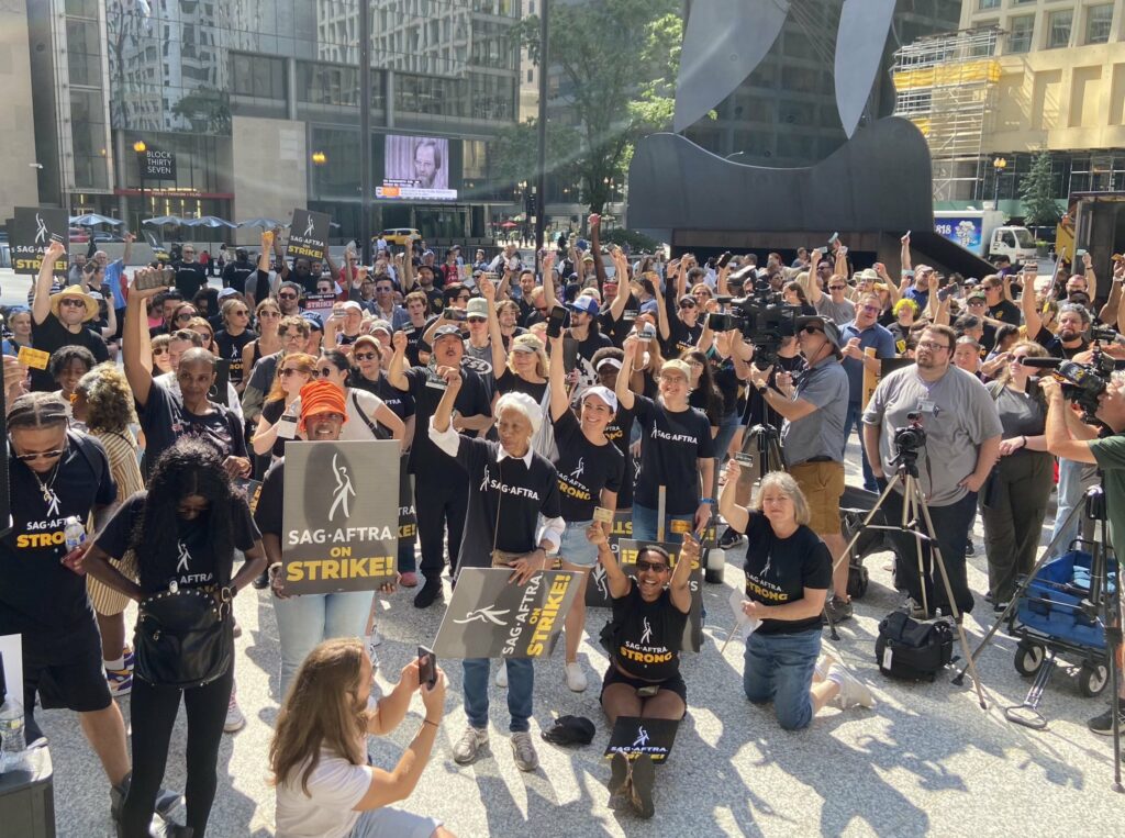 Der Hollywoodstreik setzt sich fort. 2 Fotos von WGA/SGA-Streikposten, August 2023.