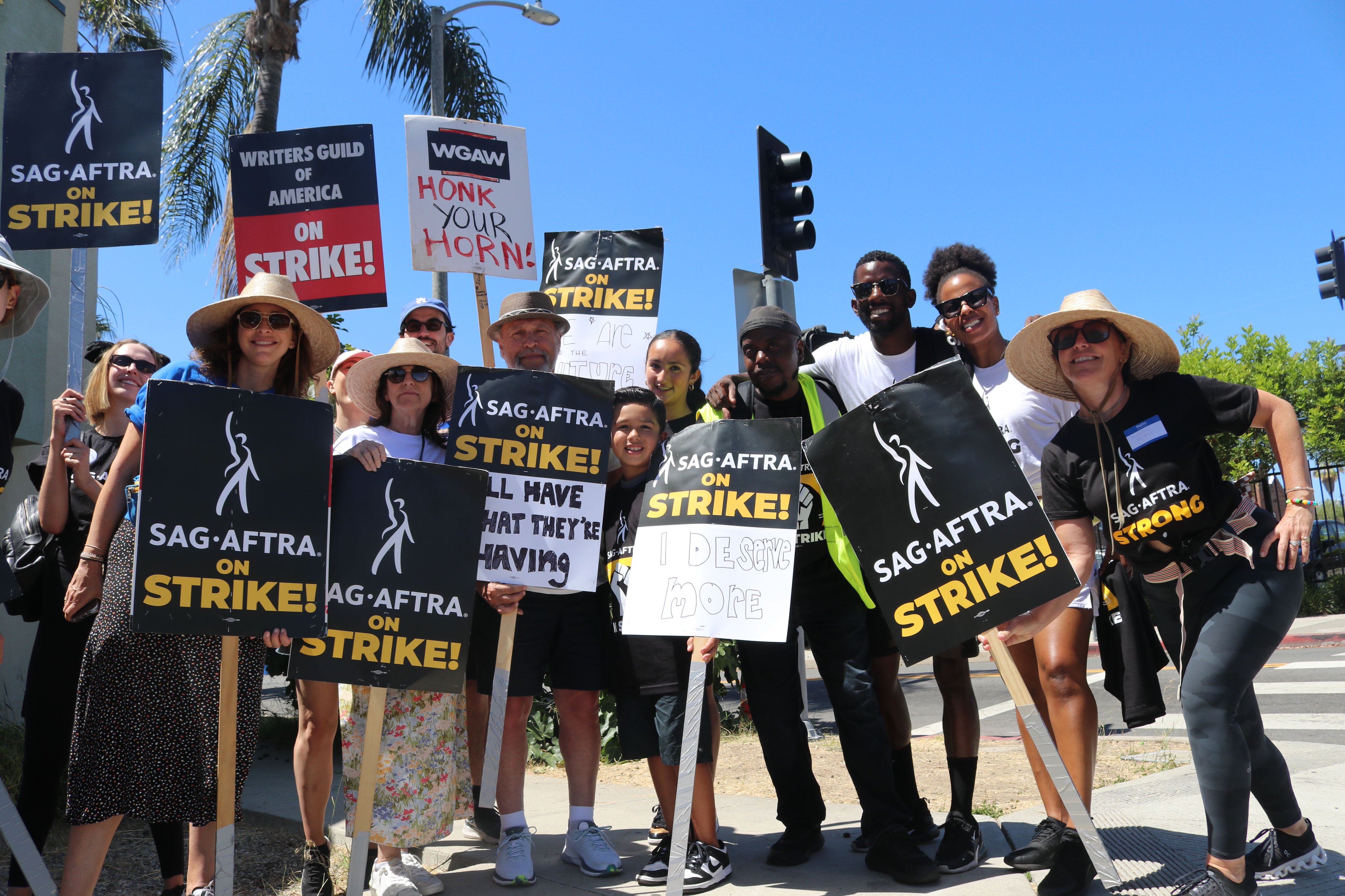 Der Hollywoodstreik setzt sich fort. 6 Fotos von WGA/SGA-Streikposten, August 2023.