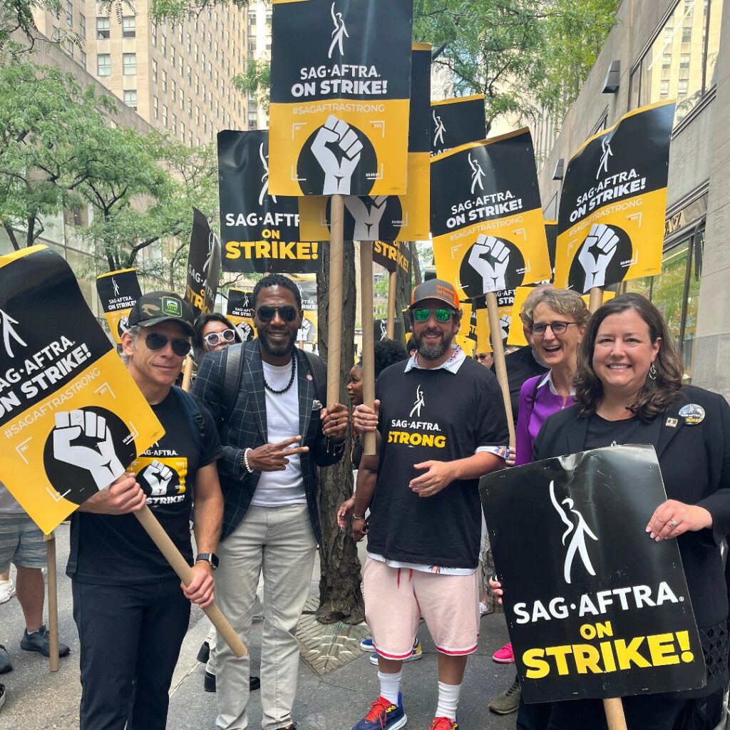 Der Hollywoodstreik setzt sich fort. 1 Fotos von WGA/SGA-Streikposten, August 2023.
