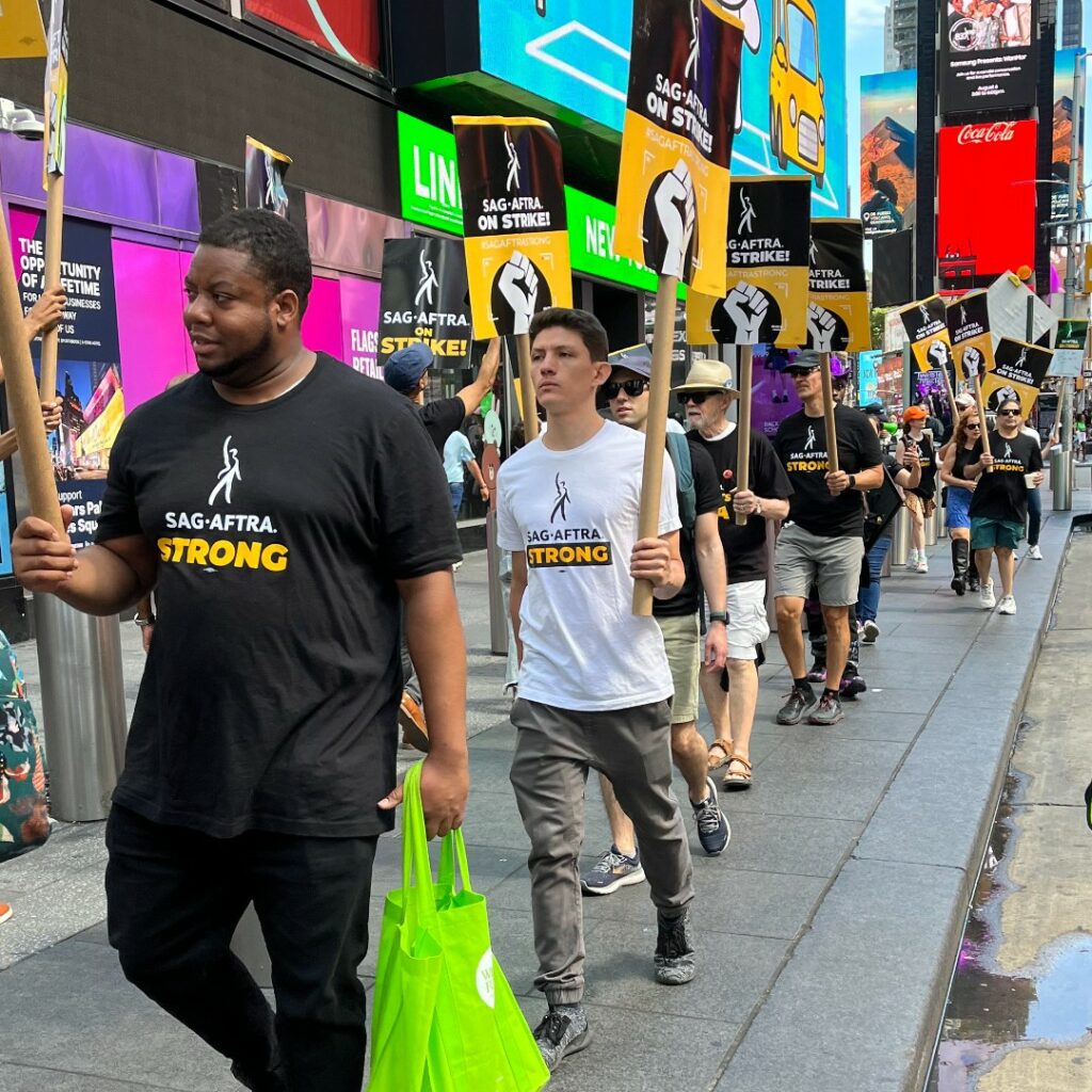 Der Hollywoodstreik setzt sich fort. 5 Fotos von WGA/SGA-Streikposten, August 2023.