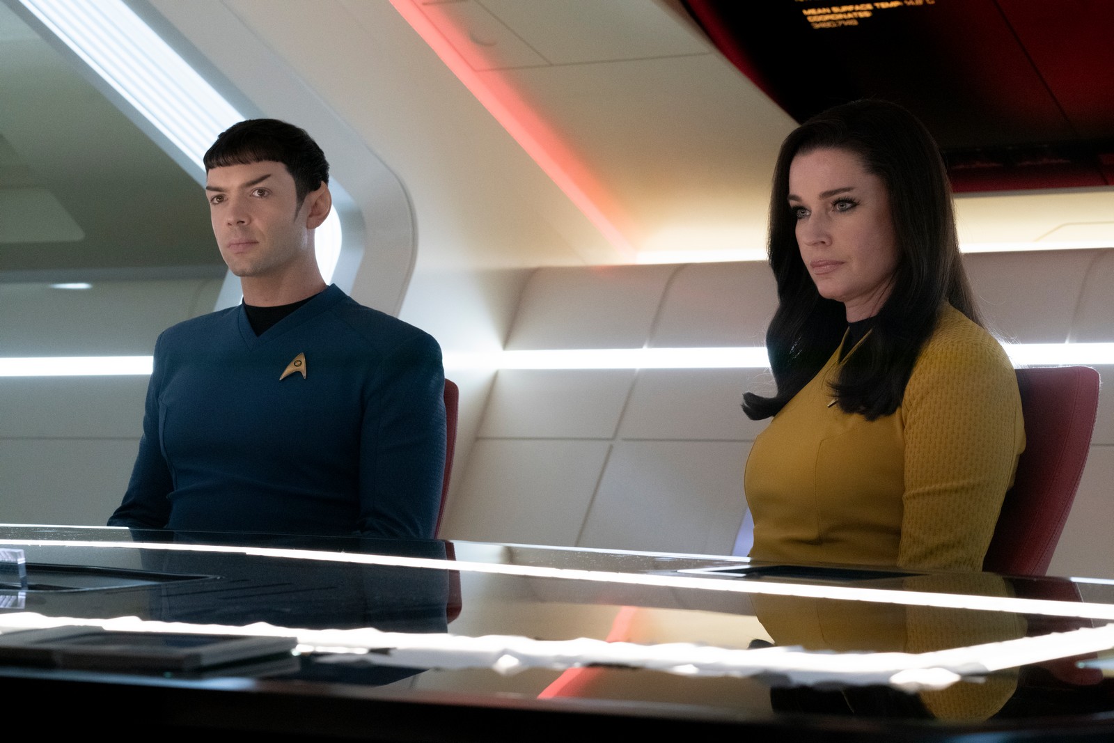 Preview: “Hegemonie” (“Star Trek: Strange New Worlds”, 2×10) 1 Spock (Ethan Peck) und Una (Rebecca Romijn) an Bord der Enterprise. (Paramount+)