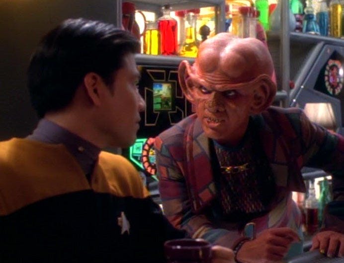 Harry Kim und Quark in Quarks Bar ("Caretaker"); Bild: startrek.com