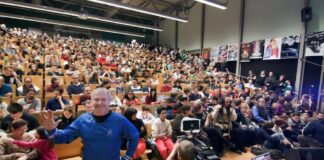 “Star Trek”-Weihnachtsvorlesung an der Hochschule Zweibrücken "Star Trek"-Vorlesung: Hubert Zitt im Hörsaal in Zweibrücken (2013)