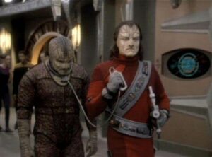 Tosk wird von den Jägern abgeführt (Quelle: Paramount+)