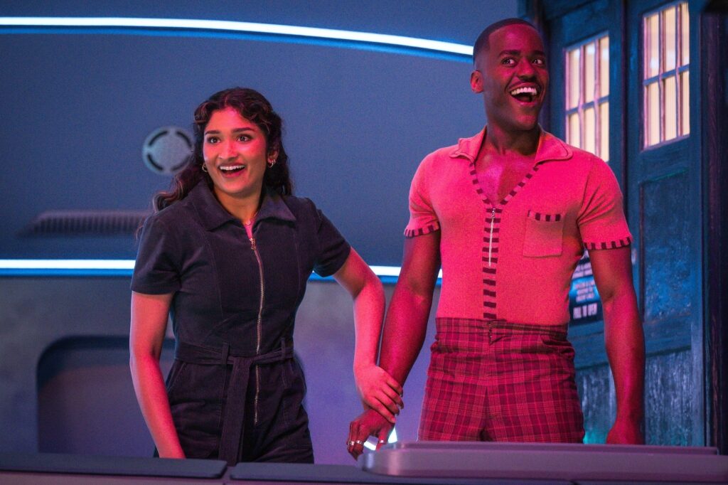Rezension: "Doctor Who 2x05 - Die Geschichtenmaschine" 3 Der Doctor und Belinda (Bild: Disney Press Kit)
