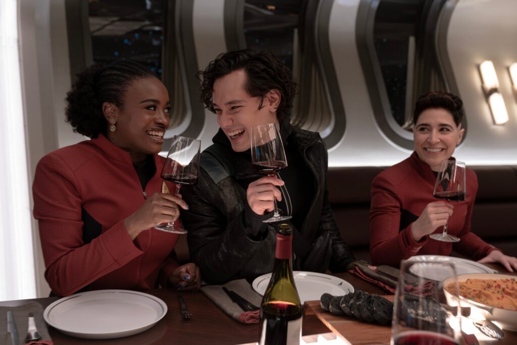 Kurzrezension: "Star Trek: Strange New Worlds" 3x07 – "What is Starfleet?" 4 Uhura, Beto und Erica Ortegas in "What is Starfleet?" (Photo: Marni Grossman/Paramount+)