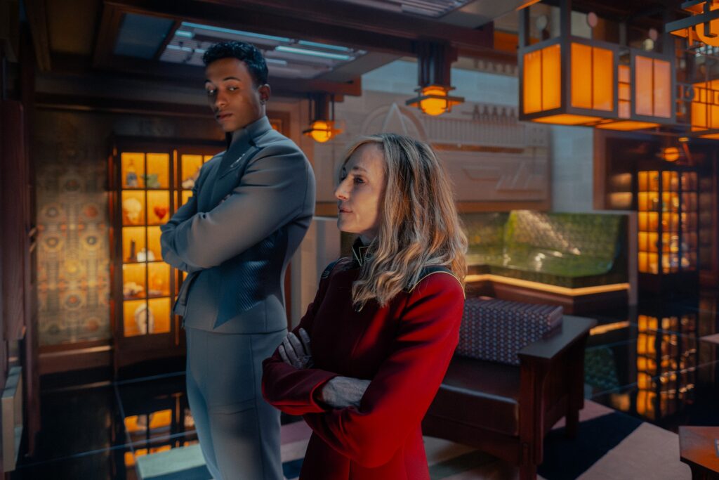 Mir und Ake in "Kids These Days" (Photo: Brooke Palmer/Paramount+)