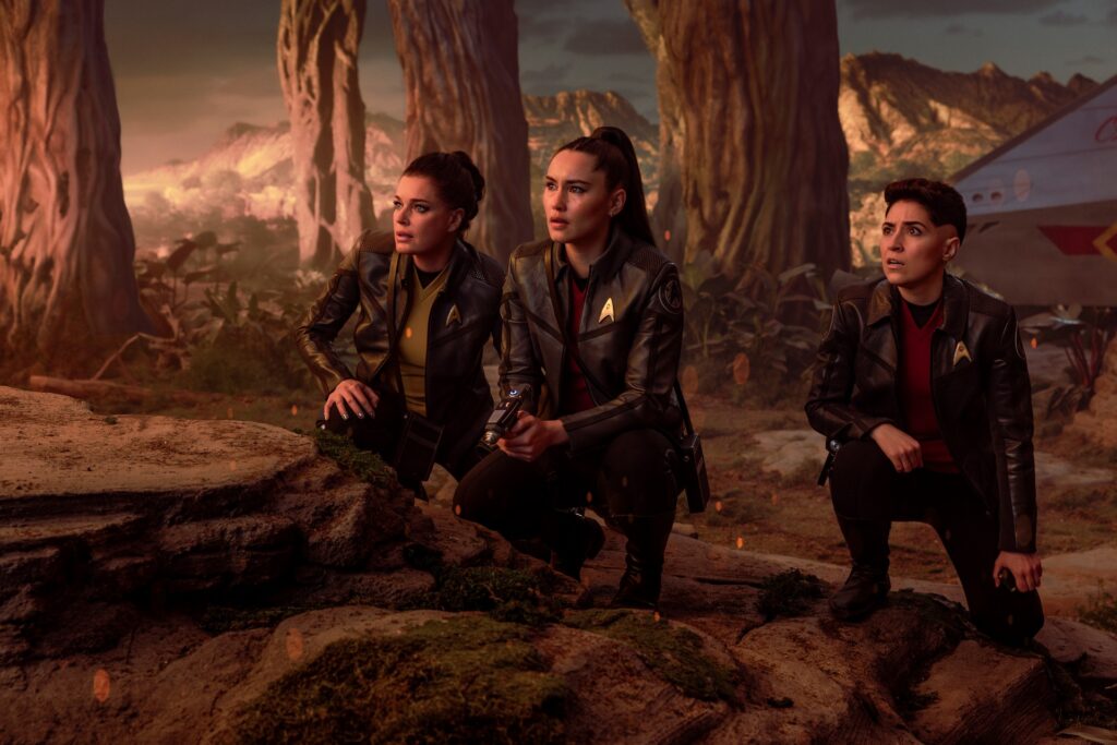 Rezension: "Strange Jurassic Worlds 4x01 - Valles Marineris" 3 Chin-Riley, Noonien-Singh und Ortegas in "Valles Marineris" (Photo: Jan Thijs/Paramount+)