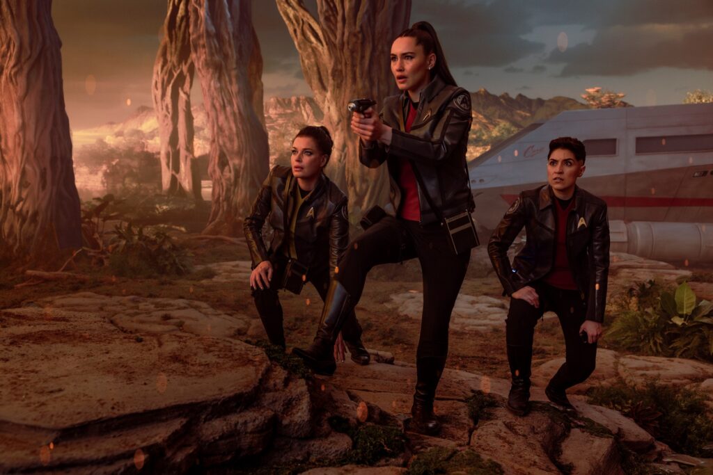 Kurzrezension "Star Trek: Strange New Worlds" - 4x01 "Valles Marineris" 2 Chin-Riley, Noonien-Singh und Ortegas in "Valles Marineris" (Photo: Jan Thijs/Paramount+)