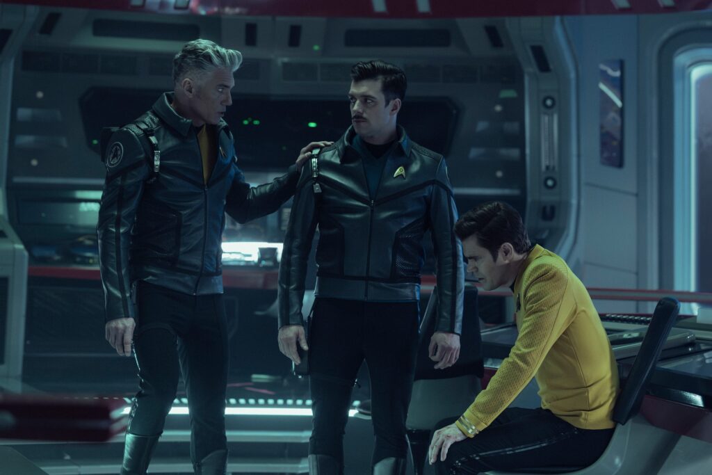 Kurzrezension "Star Trek: Strange New Worlds" - 4x02 "The Griffin Incident" 2 Pike, Samuel und James Kirk in "The Griffin Incident" (Photo: Jan Thijs/Paramount+)