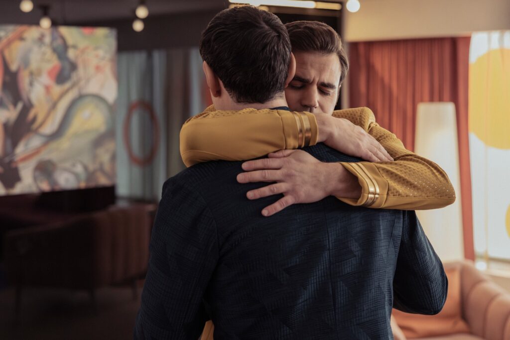 Kurzrezension: "Star Trek: Strange New Worlds" - 4x03 "Human Best Friend" 3 Kirk und Spock in "Human Best Friend" (Photo: Jan Thijs/Paramount+)