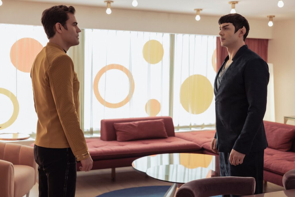 Rezension: Star Trek: Strange New Worlds – 4×03 "Menschlicher bester Freund" 6 Kirk und Spock in "Human Best Friend" (Photo: Jan Thijs/Paramount+)