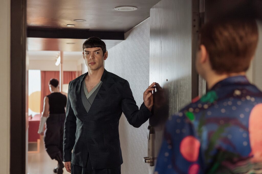 Rezension: Star Trek: Strange New Worlds – 4×03 "Menschlicher bester Freund" 2 Spock in "Human Best Friend" (Photo: Jan Thijs/Paramount+)