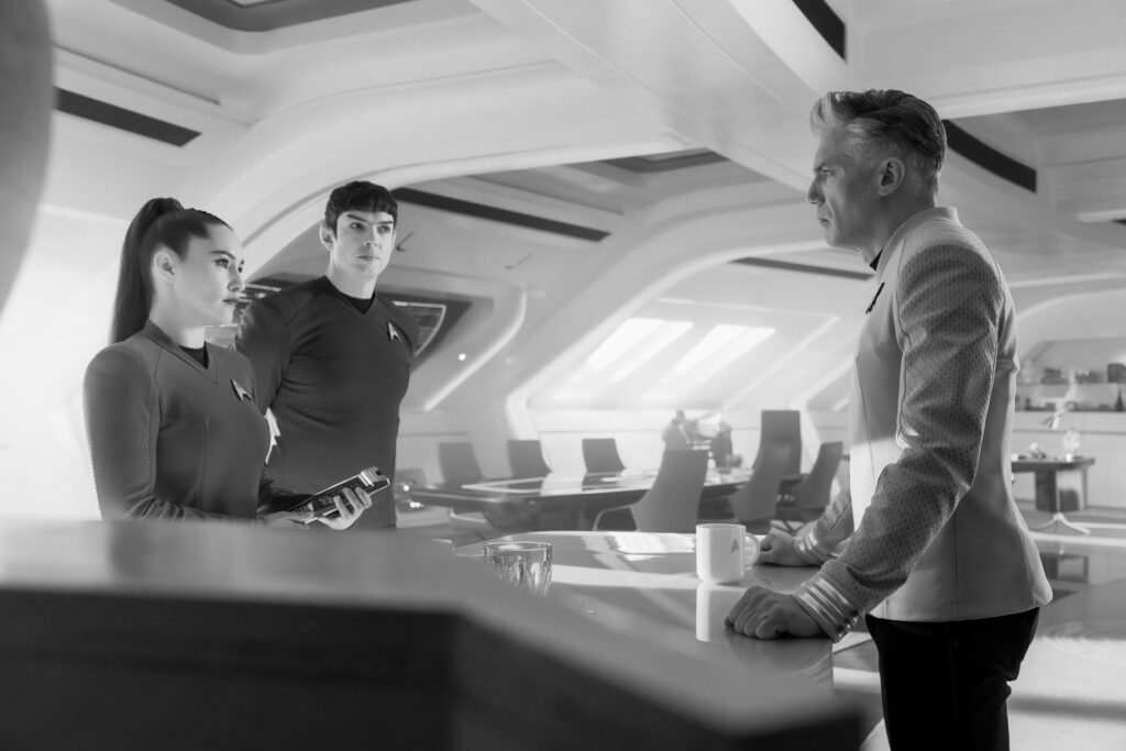 Rezension: Star Trek: Strange New Worlds – 4×04 "Ein Fall von Chiaroscuro" 8 Noonien-Singh, Spock und Pike in "A Case of Chiaroscuro" (Photo: Jan Thijs/Paramount+)