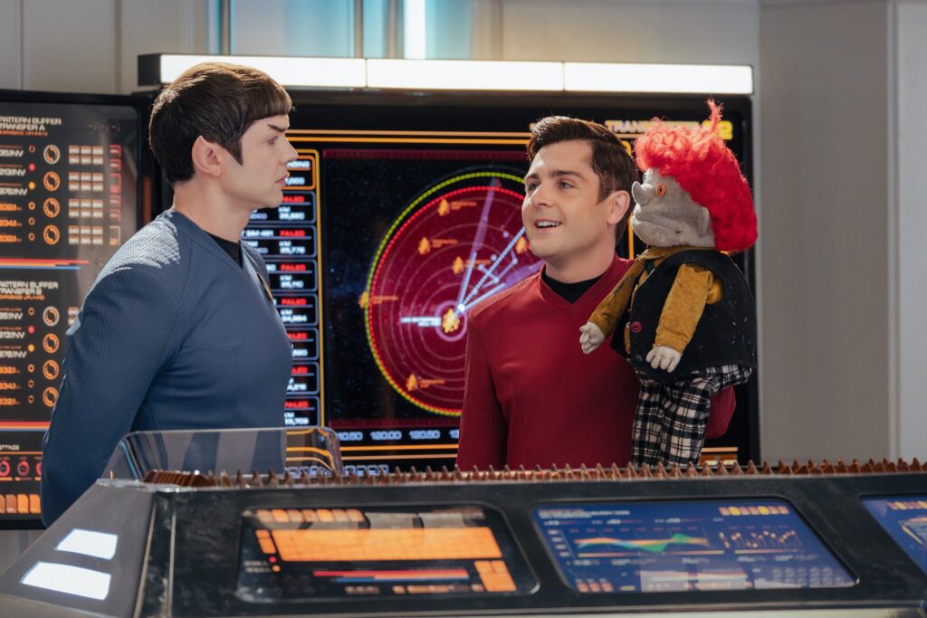 Rezension: Star Trek: Strange New Worlds - 4x05 "Stufe-5 Transporterunfall" 2 Spock und Scott in "Level-Five Transporter Accident" (Photo: Jan Thijs/Paramount+)