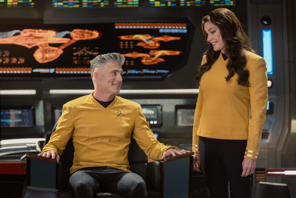 Rezension: "Strange Puppet Worlds 4x05 - Stufe-5 Folgenunfall" 1 Pike und Chin-Riley in "Level-Five Transporter Accident" (Photo: Jan Thijs/Paramount+)