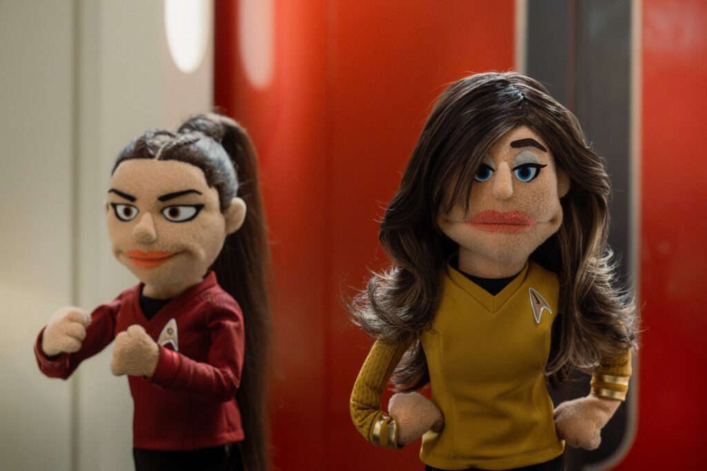 Rezension: Star Trek: Strange New Worlds - 4x05 "Stufe-5 Transporterunfall" 6 Noonien-Singh und Chin-Riley in "Level-Five Transporter Accident" (Photo: Jan Thijs/Paramount+)