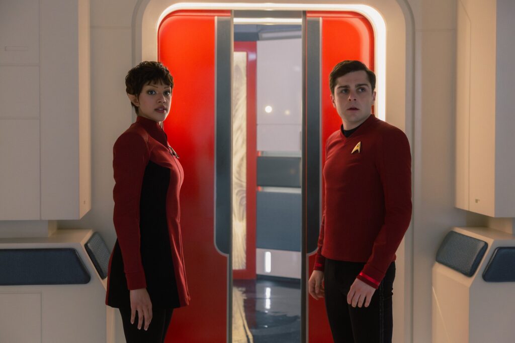 Rezension: "Strange New Worlds 4x06 - Schichtende" 3 A'Sha und Scott in "Off-Hour" (Photo: Jan Thijs/Paramount+)