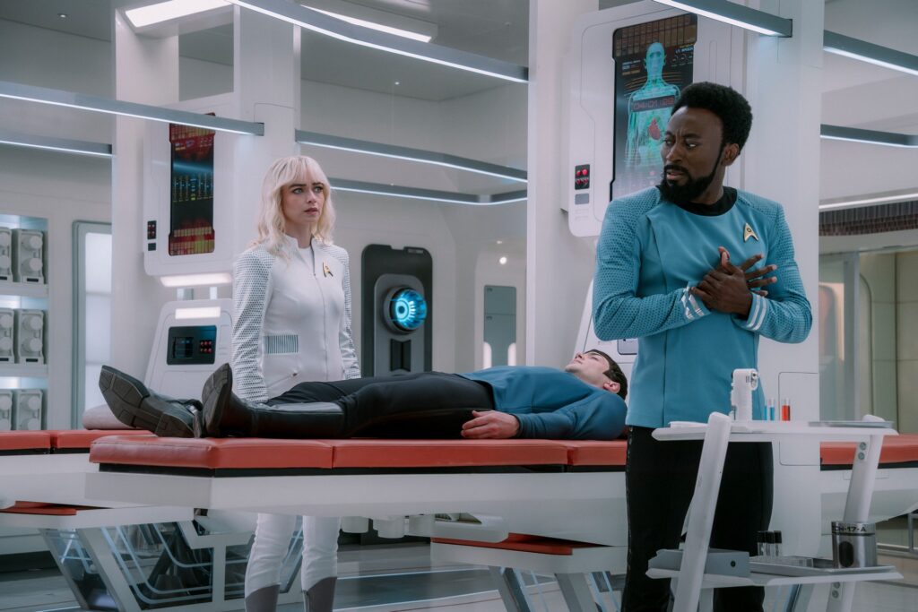 Rezension: "Strange New Worlds 4x07 - Wie Chronitonen durch das Stundenglas" 1 Chapel, Spock und M'Benga in "Like Chronitons Through The Hourglass" (Photo: Brendan Adam-Zwelling/Paramount+)