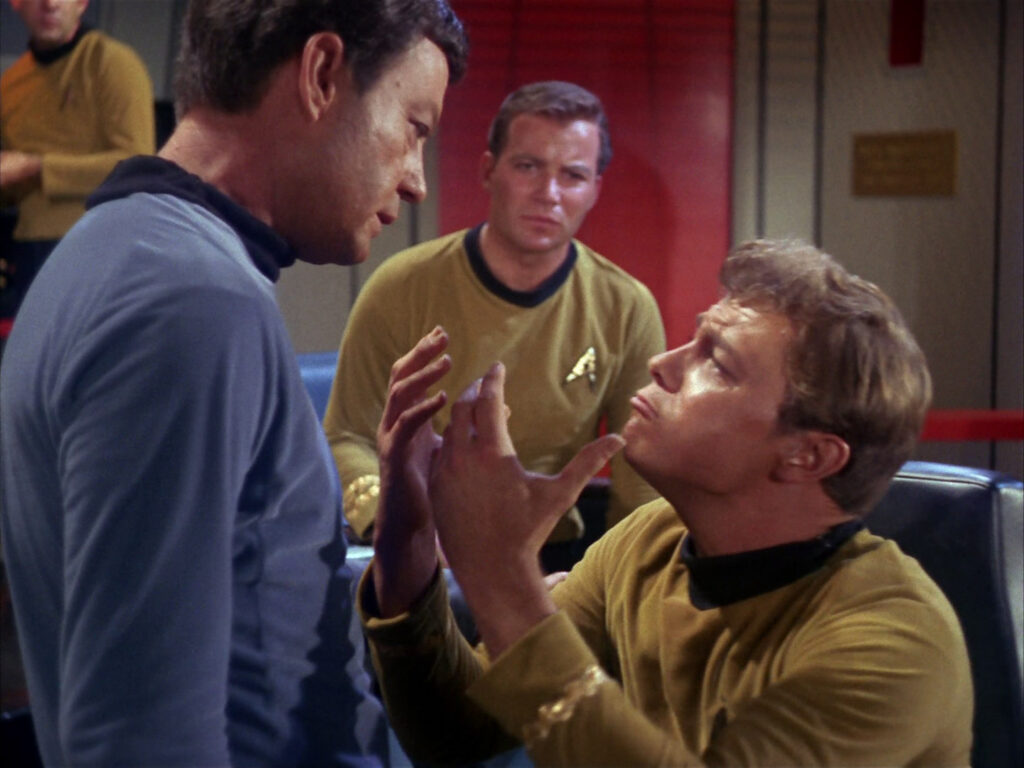 McCoy, Kirk und Bailey in "The Corbomite Maneuver" (Szenenbild: Jerry Finnerman/CBS Television Distribution)