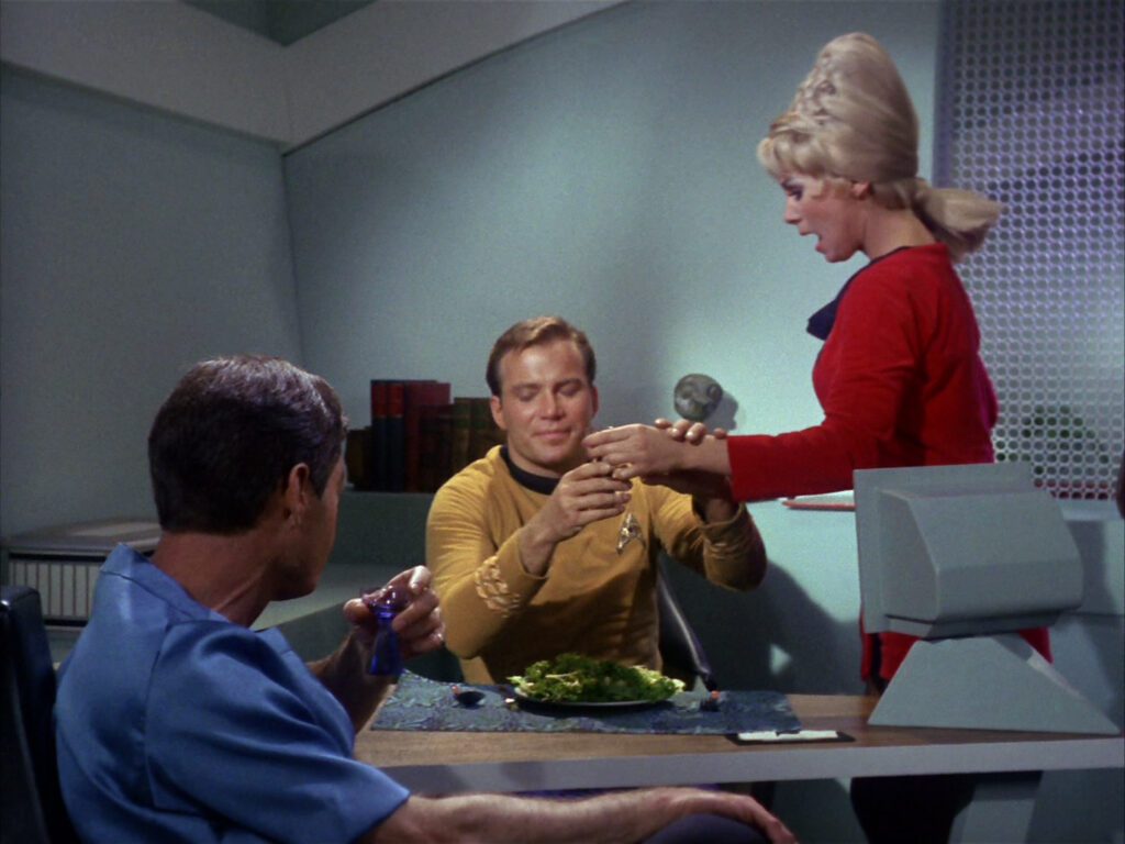 McCoy, Kirk und Rand in "The Corbomite Maneuver" (Szenenbild: Jerry Finnerman/CBS Television Distribution)