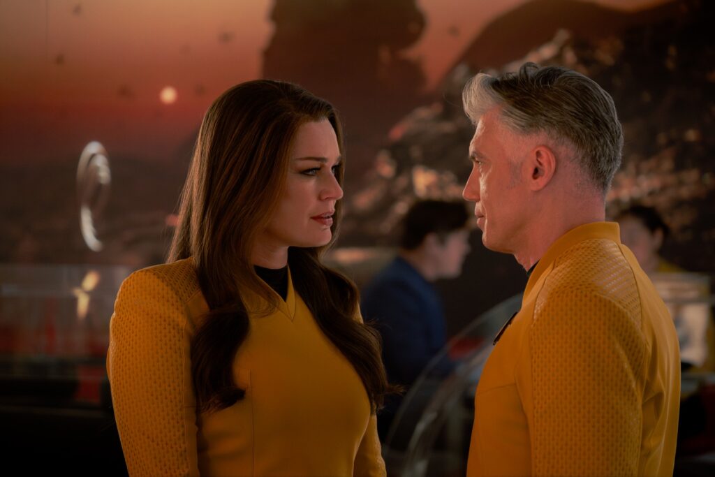 Kurzrezension: "Star Trek: Strange New Worlds" – 4x07 "Like Chronitons Through the Hourglass" 1 Chen-Riley und Pike in "Like Chronitons Through The Hourglass" (Photo: Christos Kalohoridis/Paramount+)