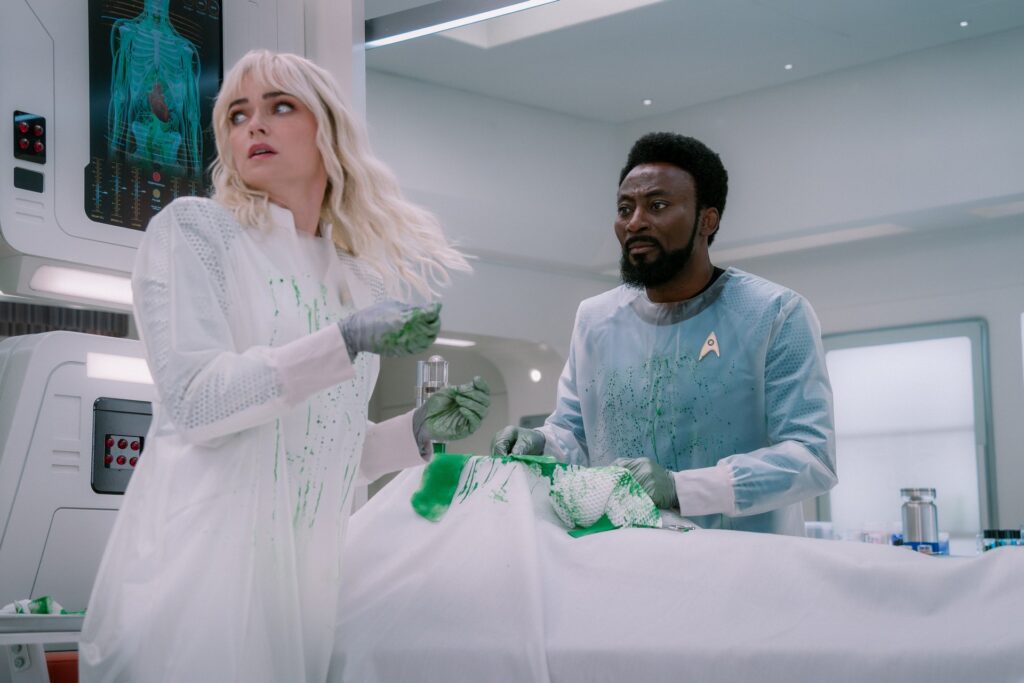 Rezension: "Strange New Worlds 4x07 - Wie Chronitonen durch das Stundenglas" 2 Chapel und M'Benga in "Like Chronitons Through The Hourglass" (Photo: Brendan Adam-Zwelling/Paramount+)