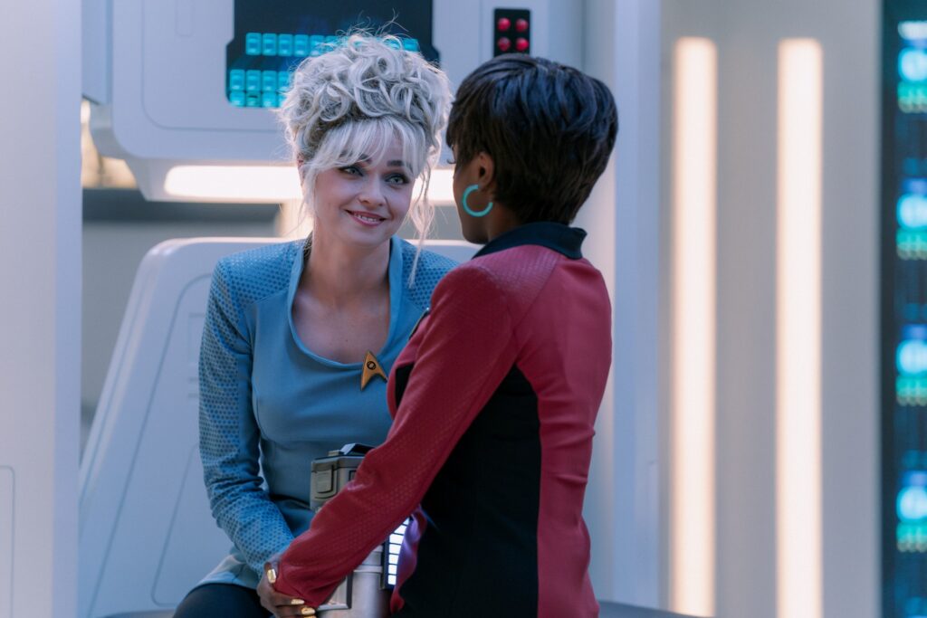 Rezension: "Strange New Worlds 4x10 - Die Enterprise von Morgen" 2 Chapel und Uhura in "Tomorrow's Enterprise" (Photo: John Medland/Paramount+)
